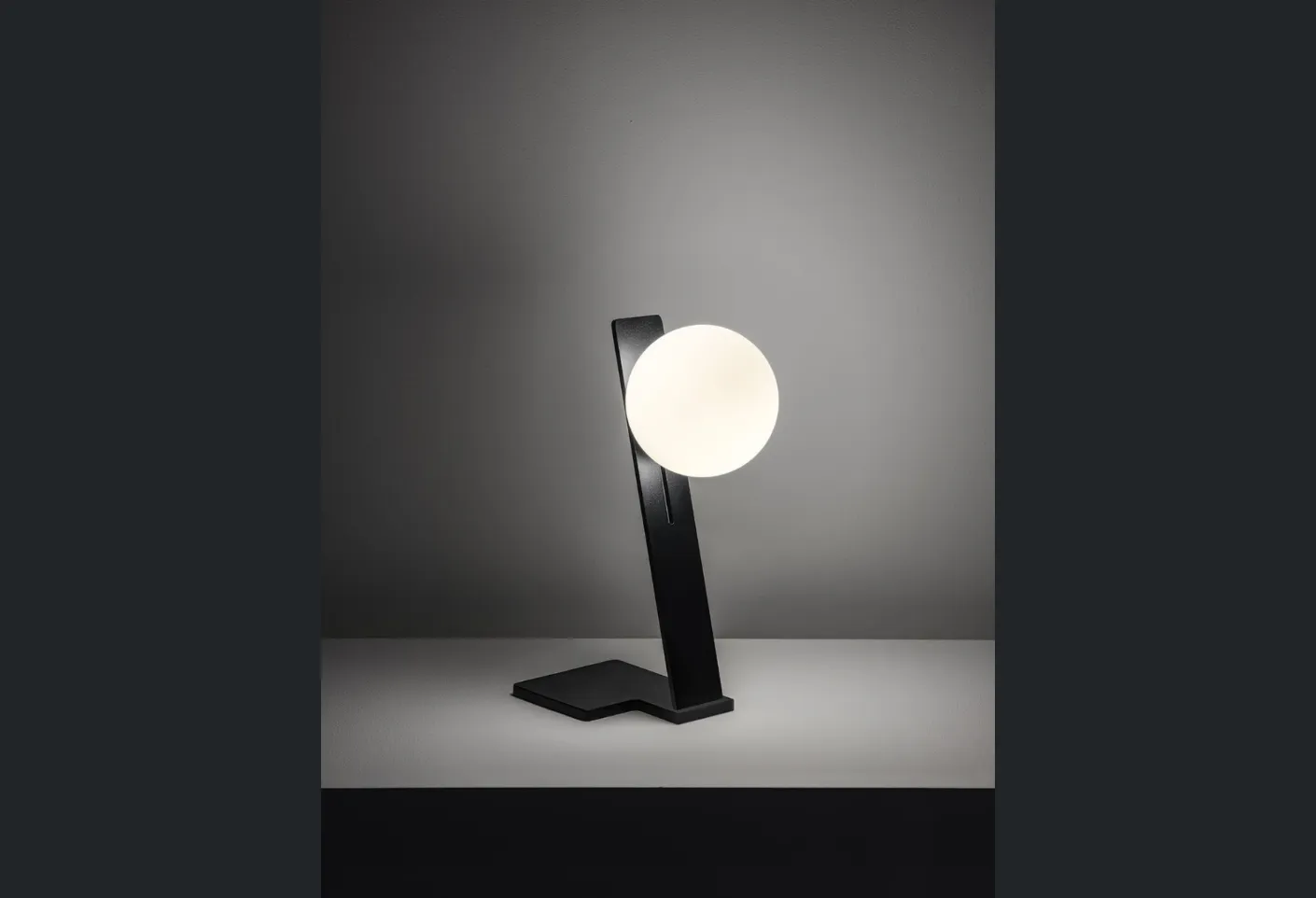 Lampada in metallo nero con diffusore in vetro soffiato Suspense di Midj