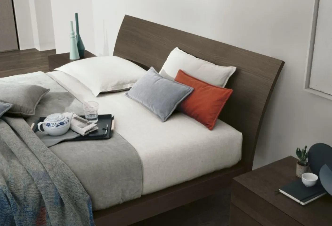 Letto con testiera Clio in legno rovere moka di Tomasella