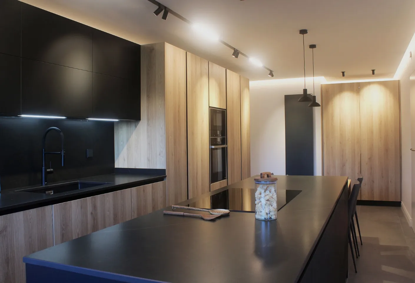 Cucina Moderna D23 Rovere dogato e Nero di Doimo Cucine