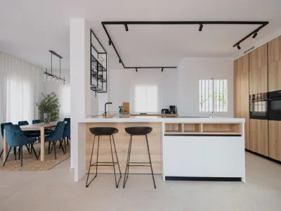 Cucina Moderna con penisola D23 in Rovere e laccato Bianco di Doimo Cucine